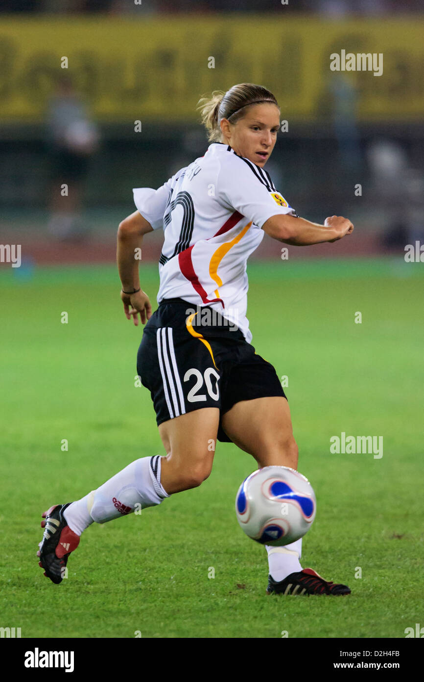 Petra Wimbersky de l'Allemagne sur la balle pendant la Coupe du Monde féminine de la fifa Group d'un match contre le Japon à Hangzhou Dragon Stadium Banque D'Images