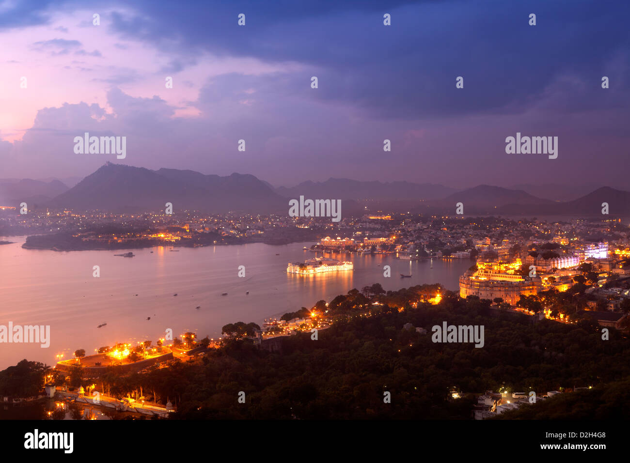 L'Inde, Rajasthan, Udaipur, high view point sur le lac Pichola, le Lake Palace hotel et palais de la ville de sunset Point Banque D'Images