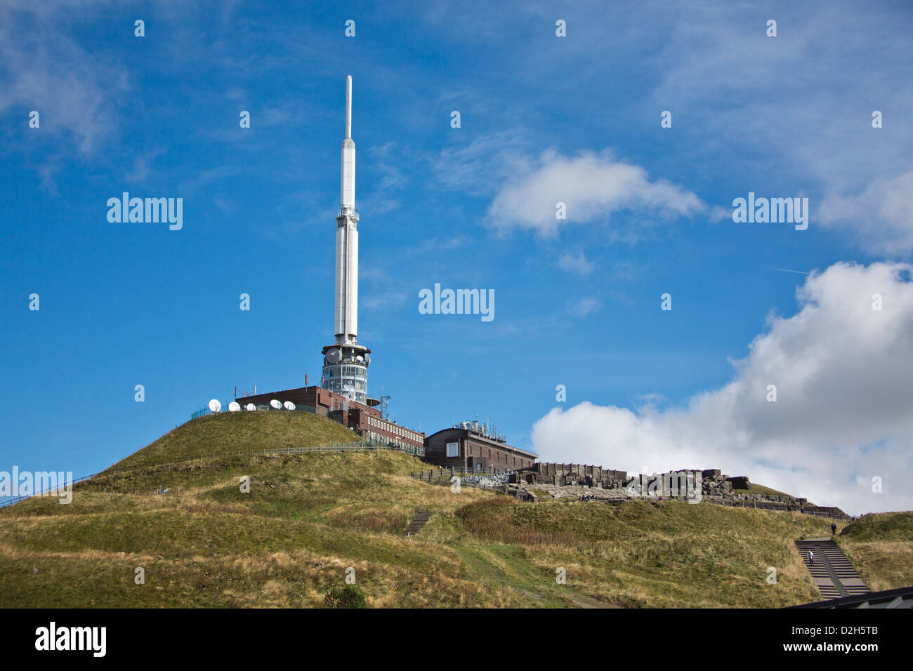 Sommet du puy de Dôme avec radio émetteur de télévision de la région Massif Central centre-sud de la France Banque D'Images