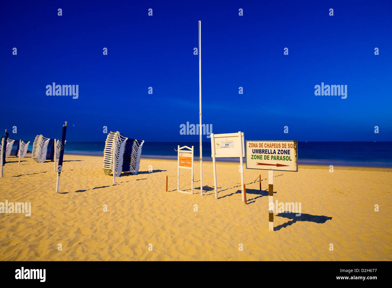 Albufeira, Portugal, empilées de chaises longues sur la plage Peneco Banque D'Images