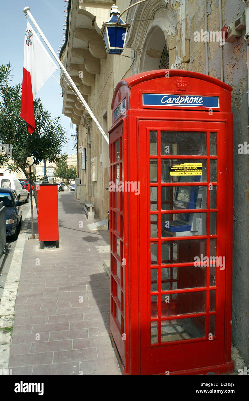 Malte, vestiges de la présence britannique à Malte un téléphone rouge fort et post box, comme vu dans Siggiewi. Banque D'Images