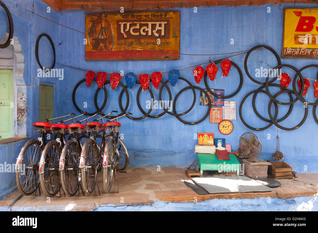 L'Inde, Rajasthan, Jodhpur location boutique dans la vieille ville avec les vélos traditionnels indiens Banque D'Images