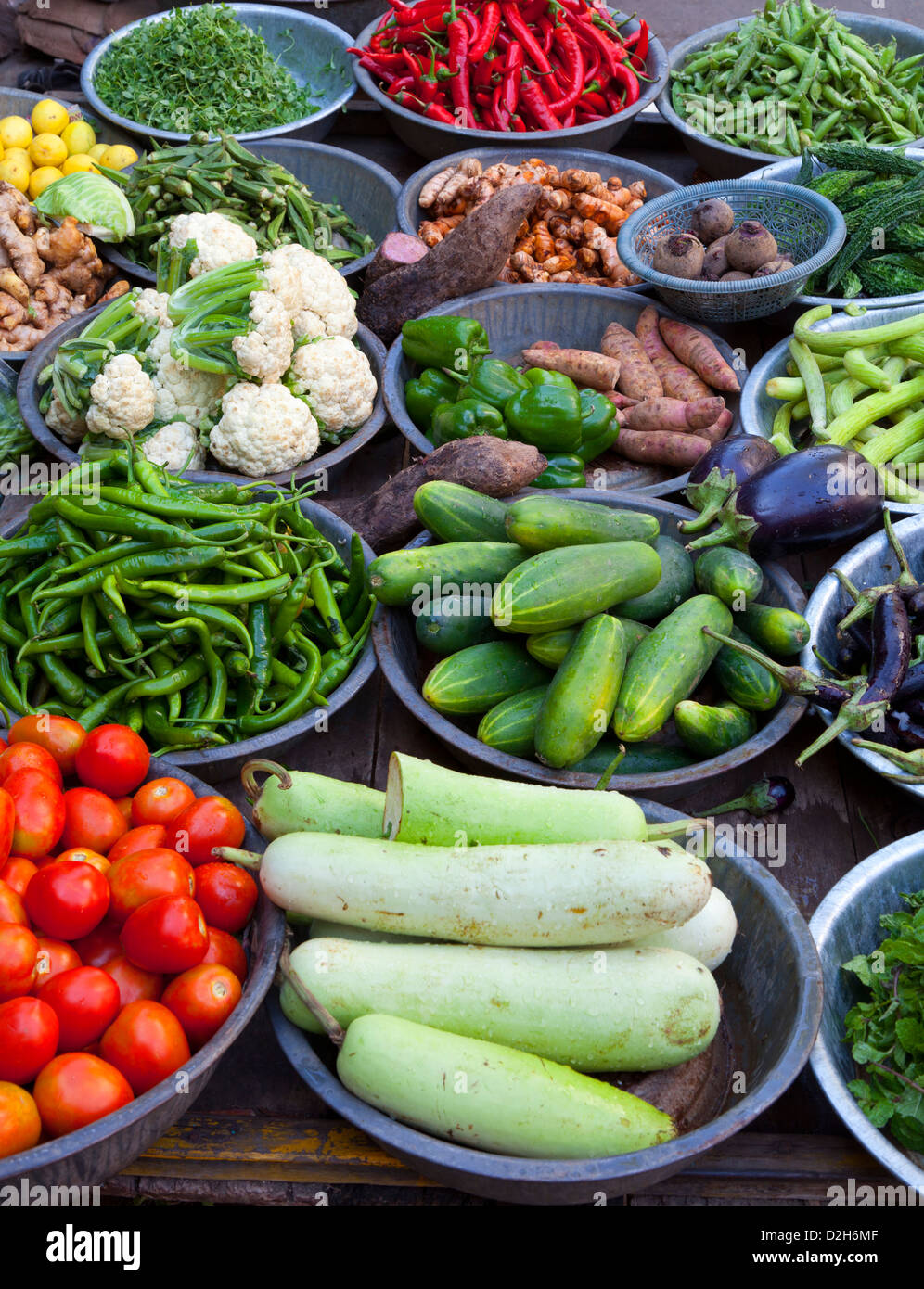 L'Inde, Rajasthan, Jodhpur légumes soigneusement disposés sur stall Banque D'Images