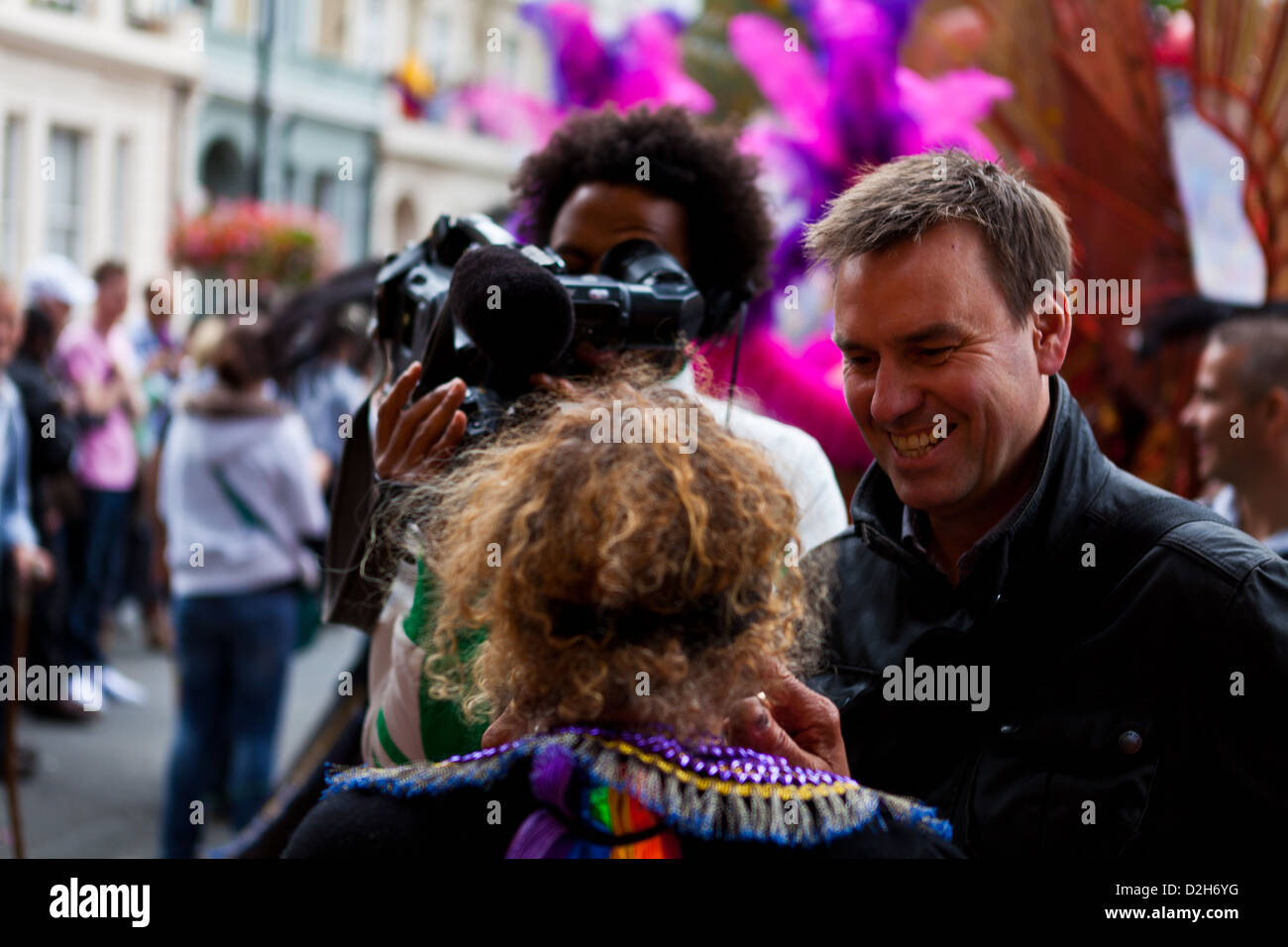 Une équipe de cinéma interviews une femme pendant le carnaval de Notting Hill 2011 Banque D'Images