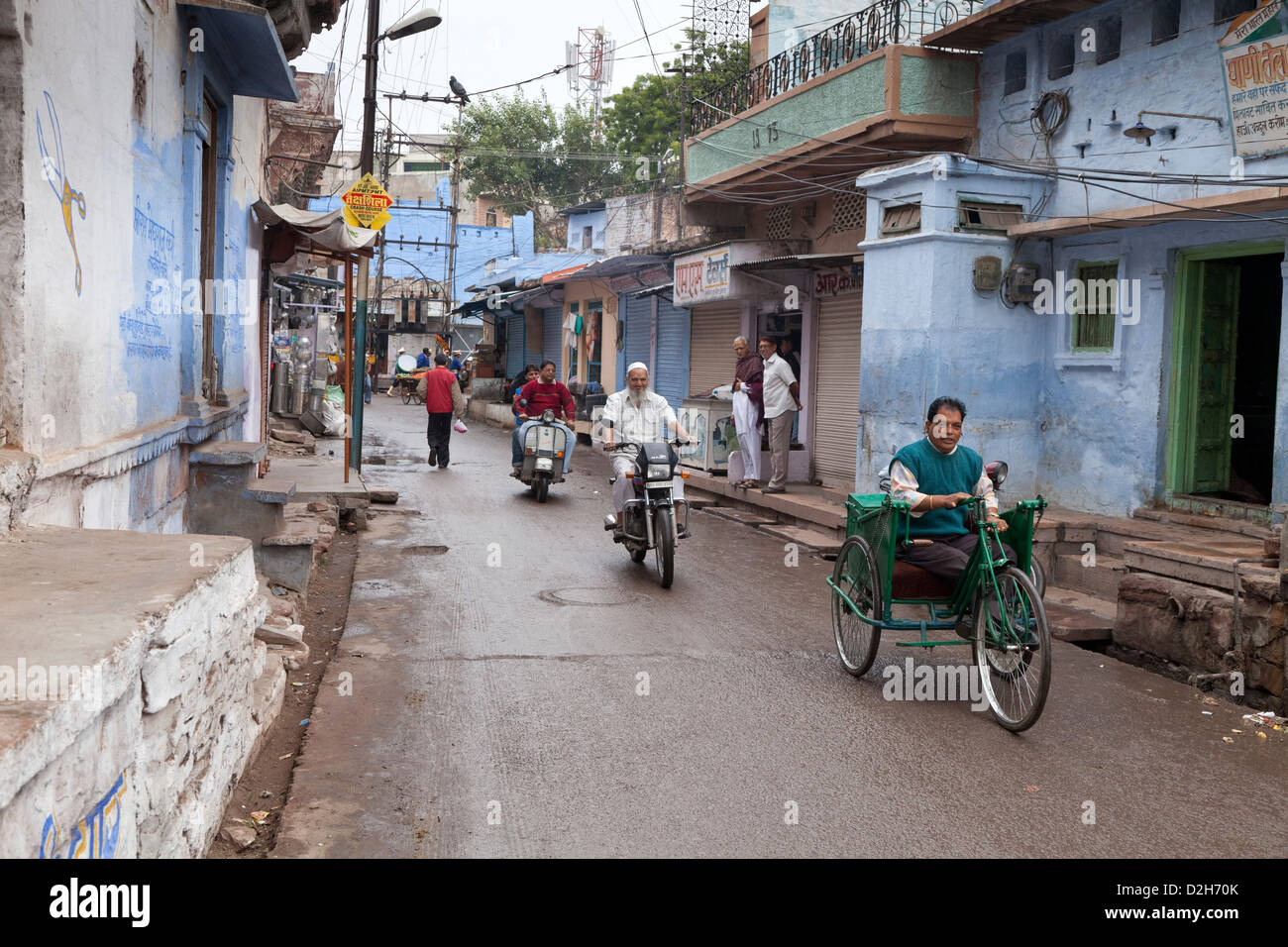 L'Inde, Rajasthan, Jodhpur Scène de rue montrant l'homme en utilisant couramment utilisés pour les personnes atteintes de tricycle de la polio en Inde Banque D'Images