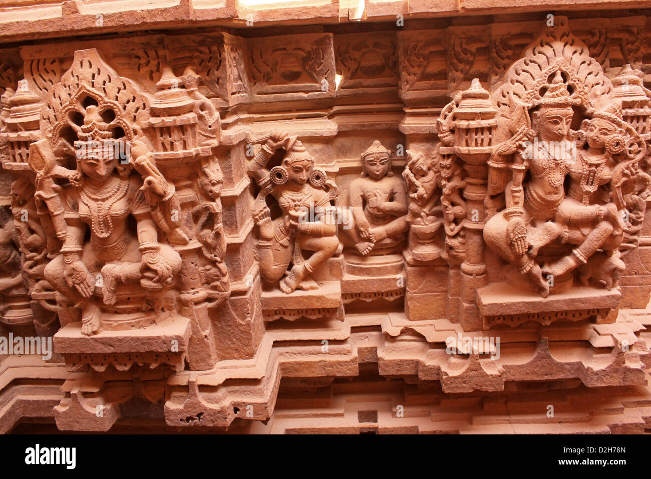 Sculptures en grès jaune décorative complexe au temple de Jain jaisalmer Rajasthan Inde Banque D'Images