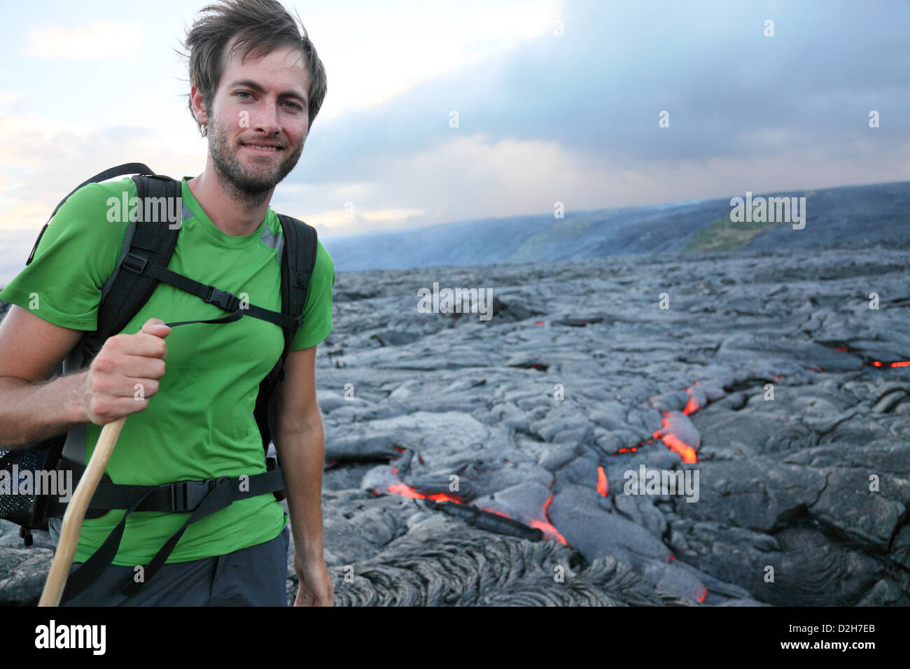 Hawaii randonneur randonnées par l'écoulement de lave du volcan Kilauea Hawaii Volcanoes National Park, USA. Young caucasian man Banque D'Images