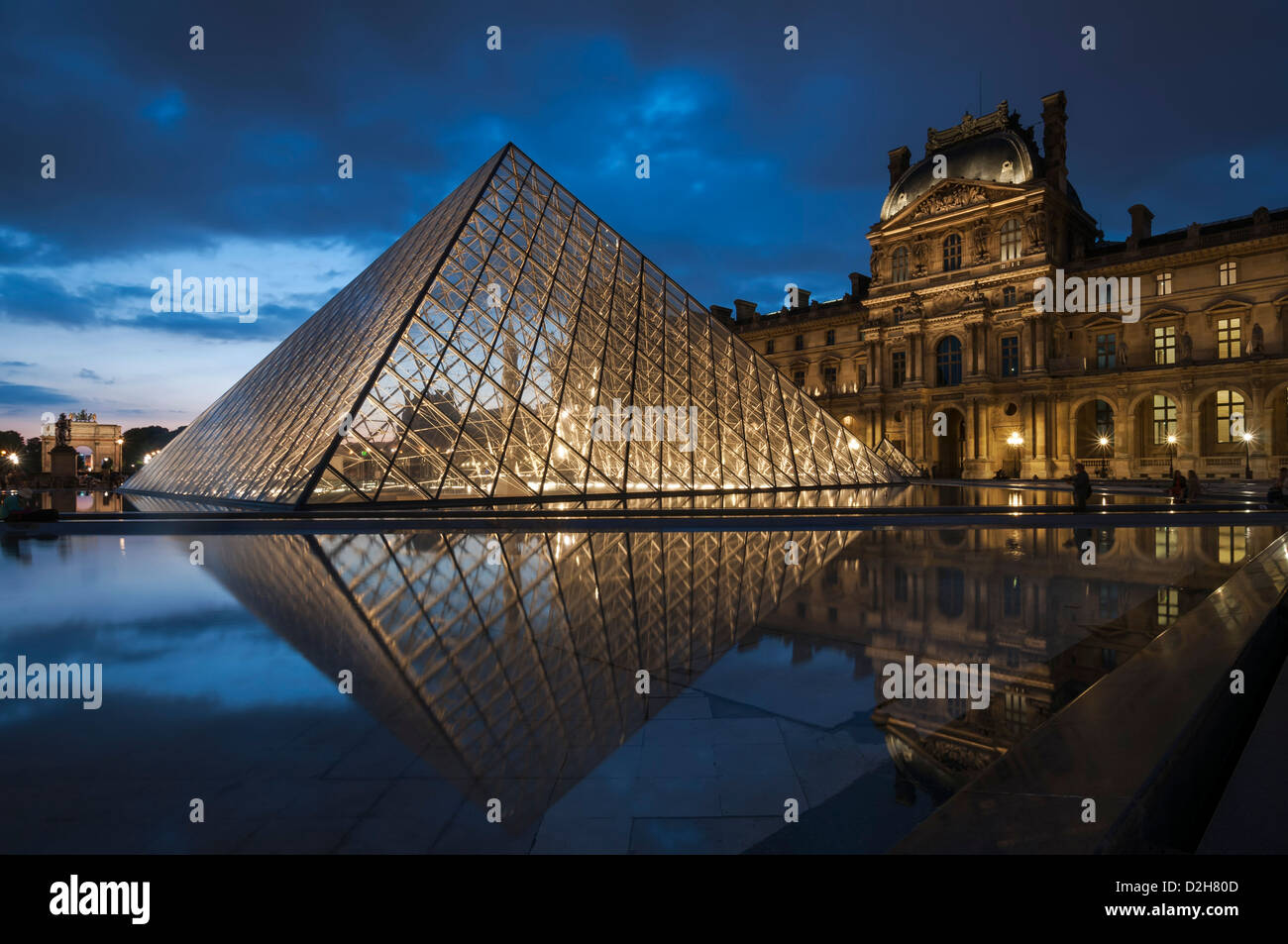 Musée du Louvre nuit à Paris,France Banque D'Images