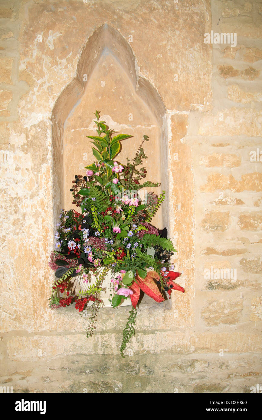 Arrangement de fleurs d'automne Saint André Eastleach Turville Gloucestershire England UK Banque D'Images