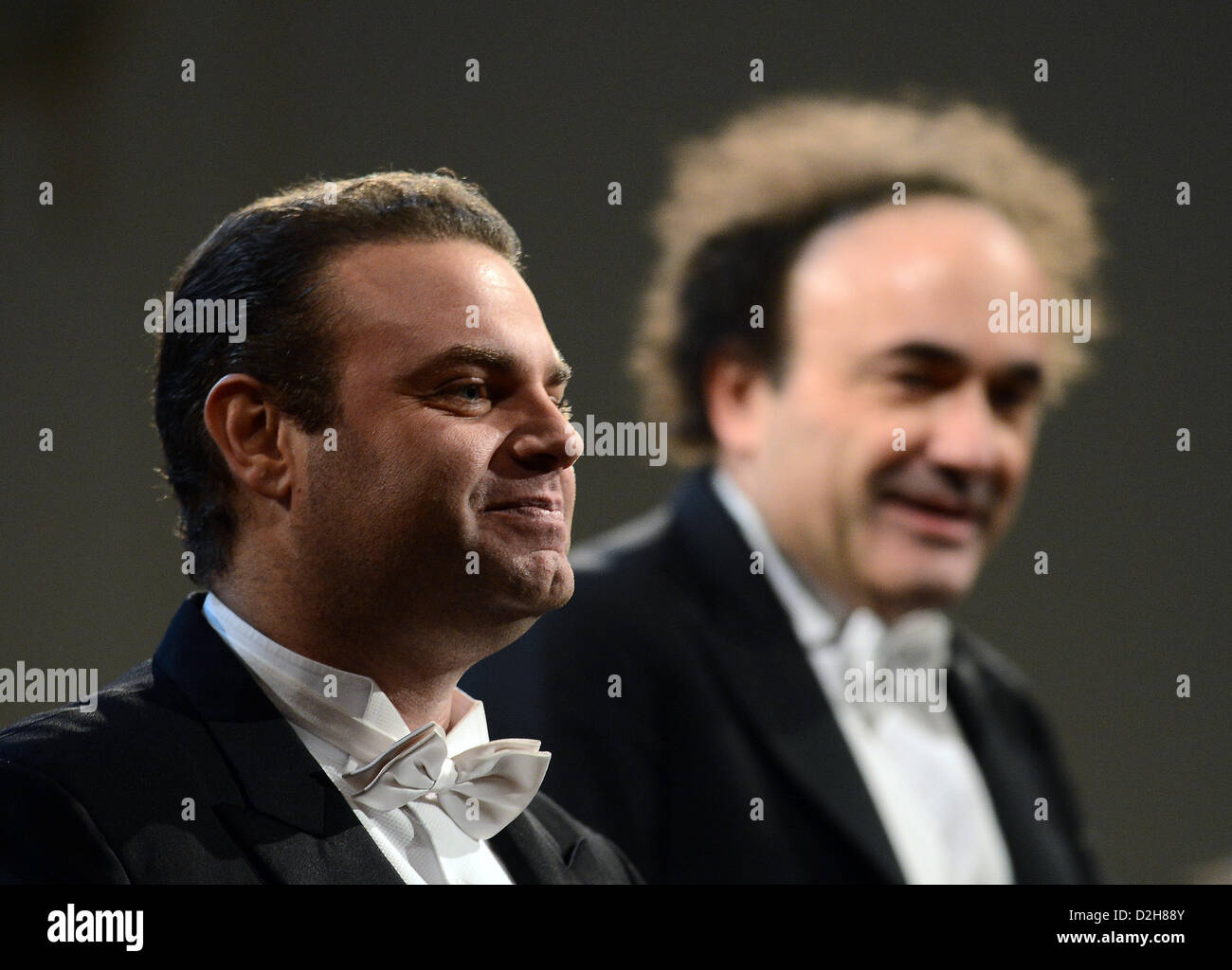 Ténor Maltais Joseph Calleja effectue au cours de la tournée hommage à Mario Lanza de "Nessun dorma pour être mon amour' à Prague, République tchèque, le 24 janvier 2013. Chef d'orchestre Frédéric Chaslin est visible sur la droite. (Photo/CTK Katerina Sulova) Banque D'Images