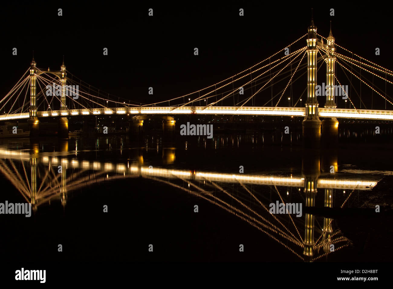 Albert Bridge at night avec de l'eau reflet Banque D'Images