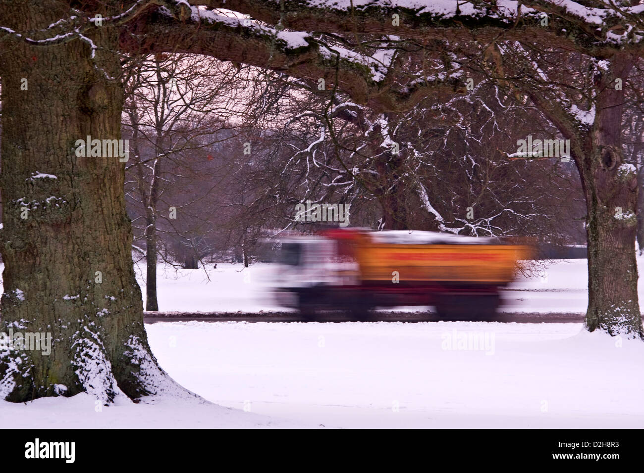 Un camion se déplaçant le long de la route glacée à l'intérieur du couvert de neige Camperdown Country Park Dundee, Royaume-Uni Banque D'Images