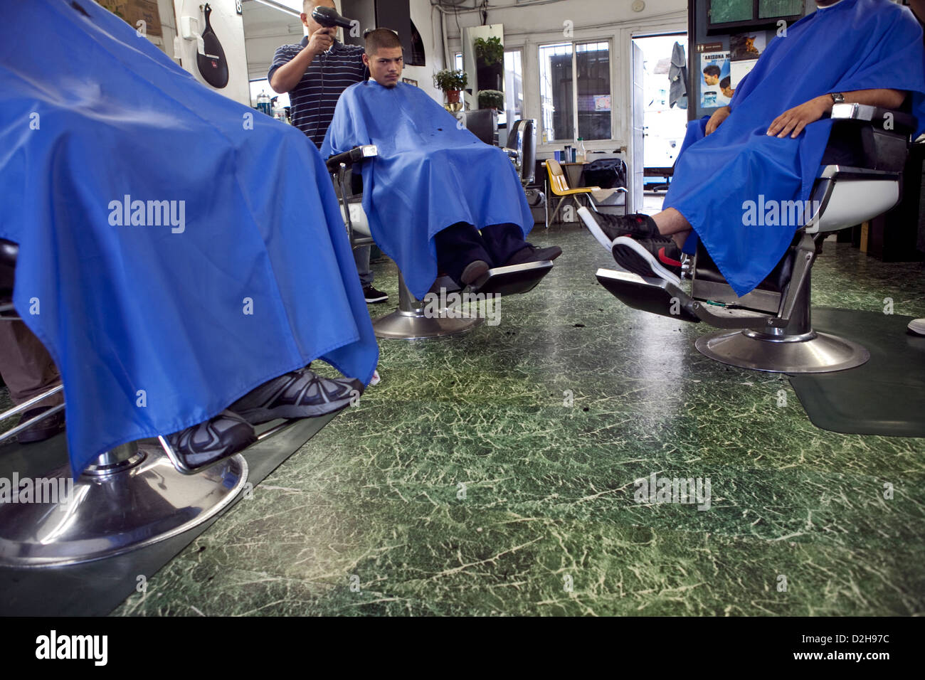 Les jeunes gens hispaniques se coupe au Oaxaca de coiffure sur La Cienega Blvd à Los Angeles, États-Unis Banque D'Images