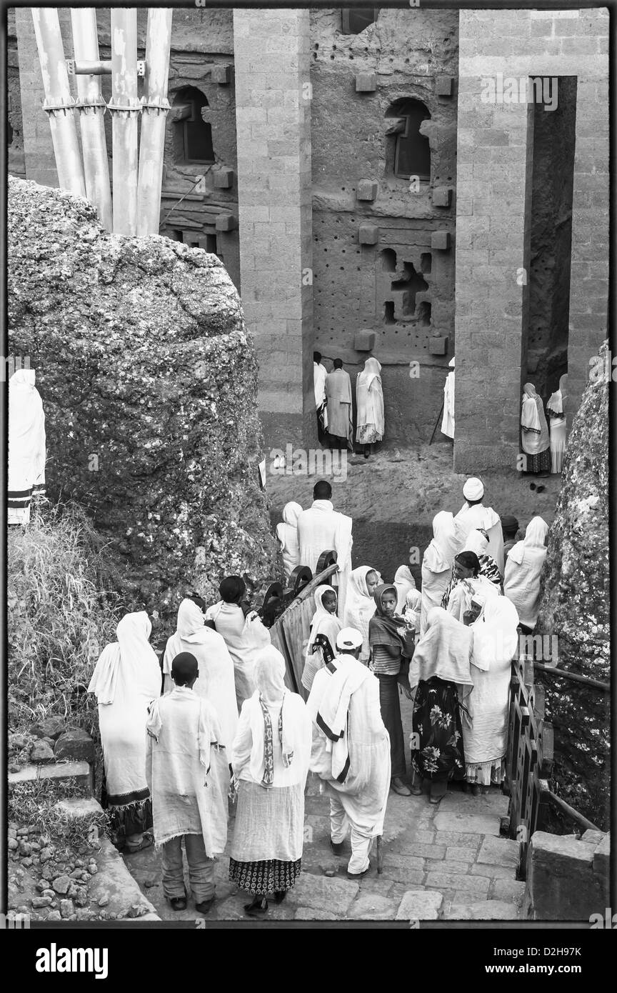 Les pèlerins présents à une cérémonie à la Bete Medhane Alem Église, Lalibela, Éthiopie Banque D'Images