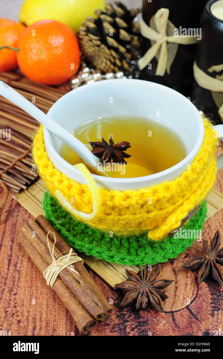 Tisane dans tasse enveloppée de manchon tricoté Banque D'Images
