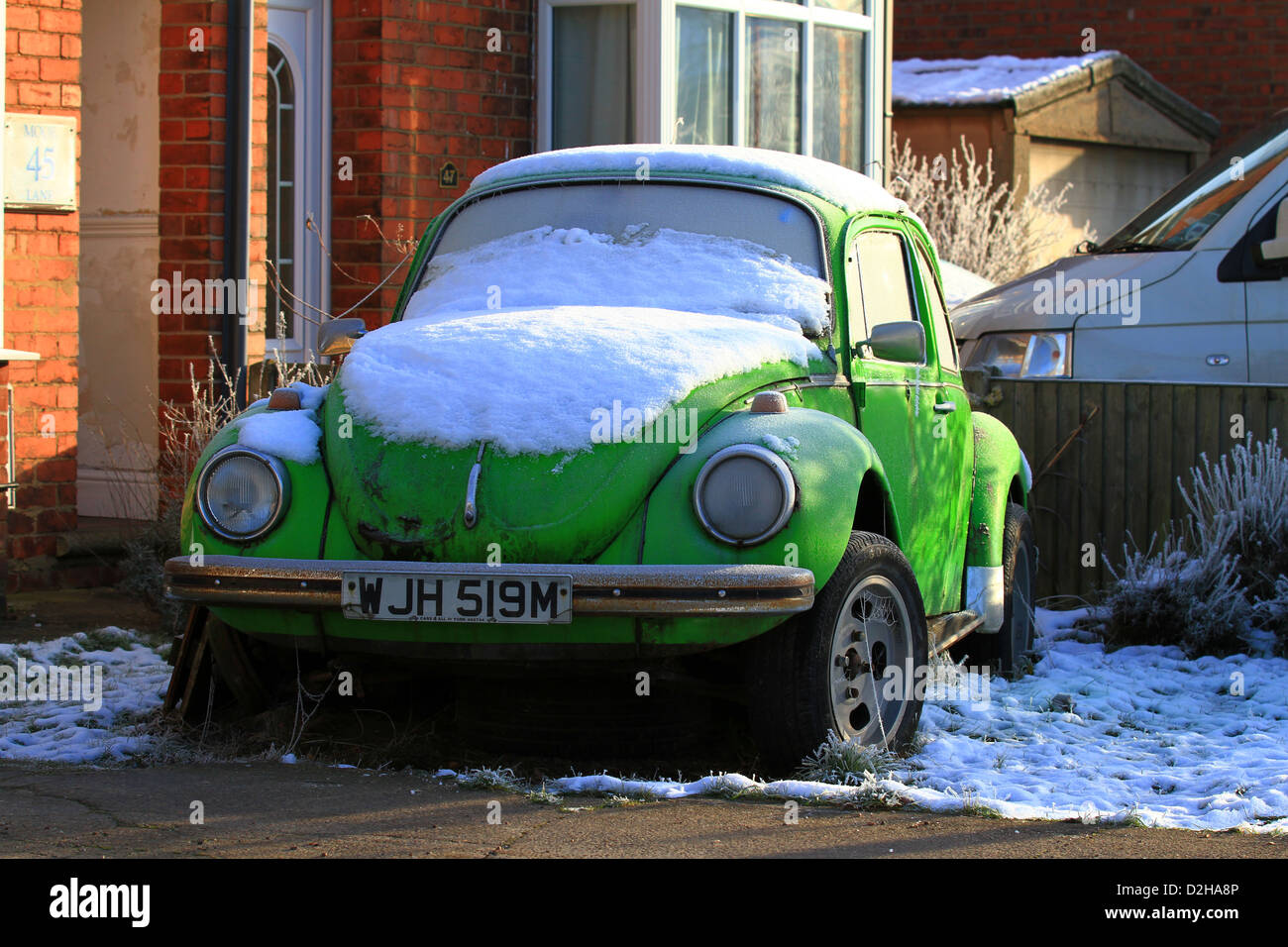 Volkswagen, Beetle 1975, projet de restauration en attente, couvert de neige négligée, pneus à plat, VW Bug, moteur arrière, méplat quatre, Construit en Allemagne, vert, insectes Banque D'Images