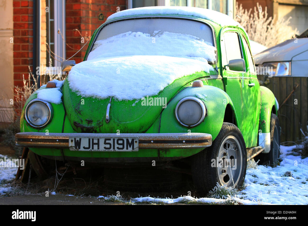 Volkswagen, Beetle 1975, projet de restauration en attente, couvert de neige négligée, pneus à plat, VW Bug, moteur arrière, méplat quatre, Construit en Allemagne, vert, insectes Banque D'Images