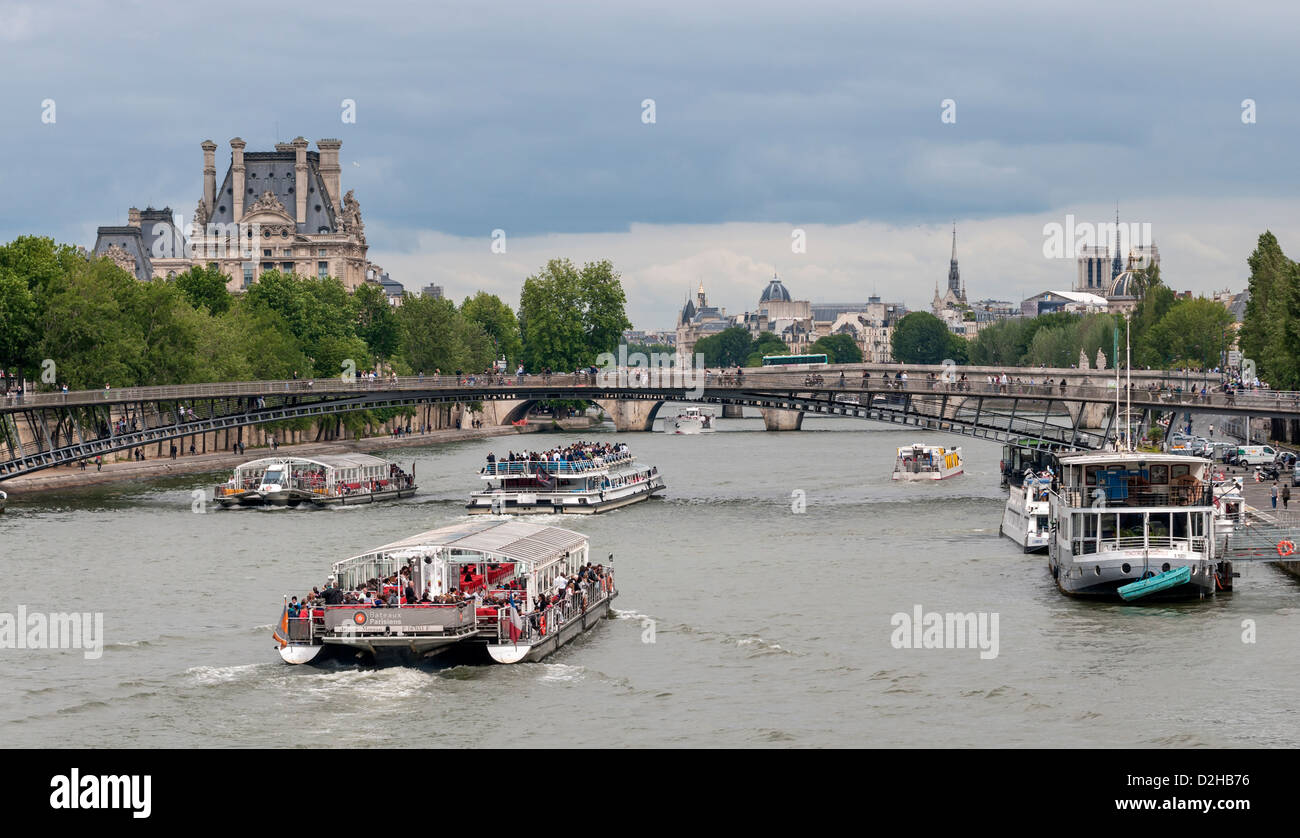Bateaux Mouche plaisir les bateaux de croisière sur la Seine à Paris Banque D'Images
