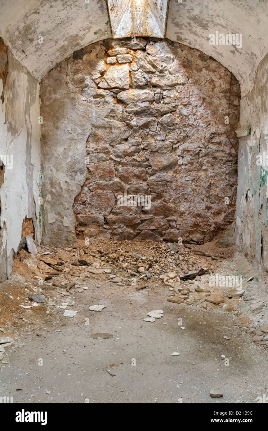La paroi cellulaire de la prison en ruines en décomposition pour des utilisations, au Pénitentiaire de l'État, Philadelphie, New York, PA, USA. Banque D'Images