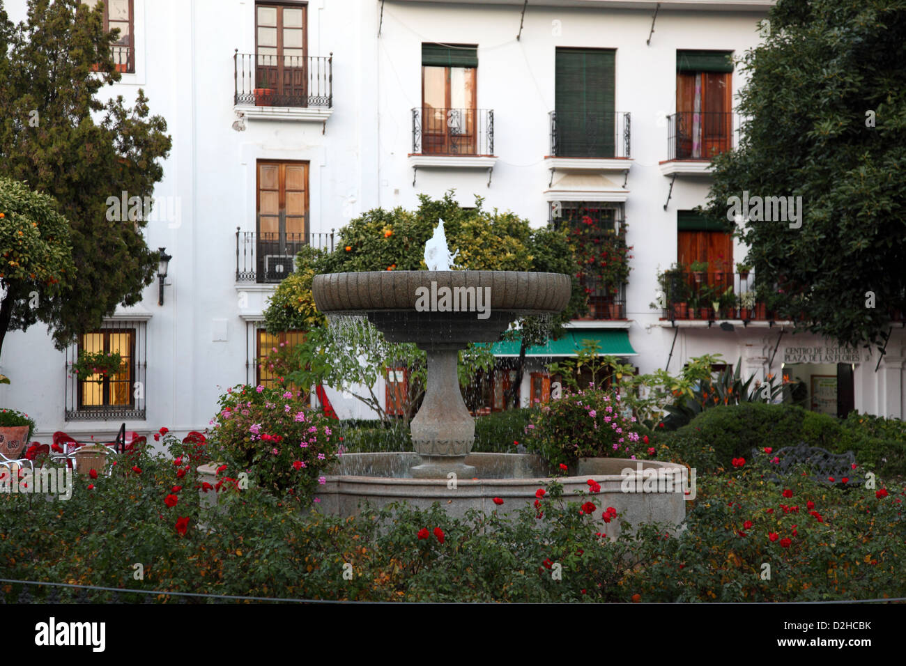 Petite fontaine dans la ville d'Estepona, Costa del Sol, Andalousie, Espagne Banque D'Images
