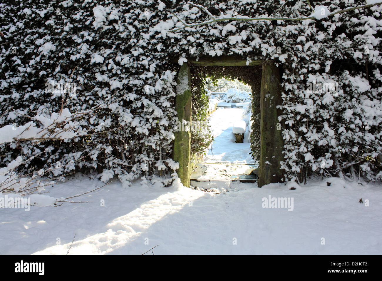 La Neige de l'hiver sur les Hedge et Gate Banque D'Images