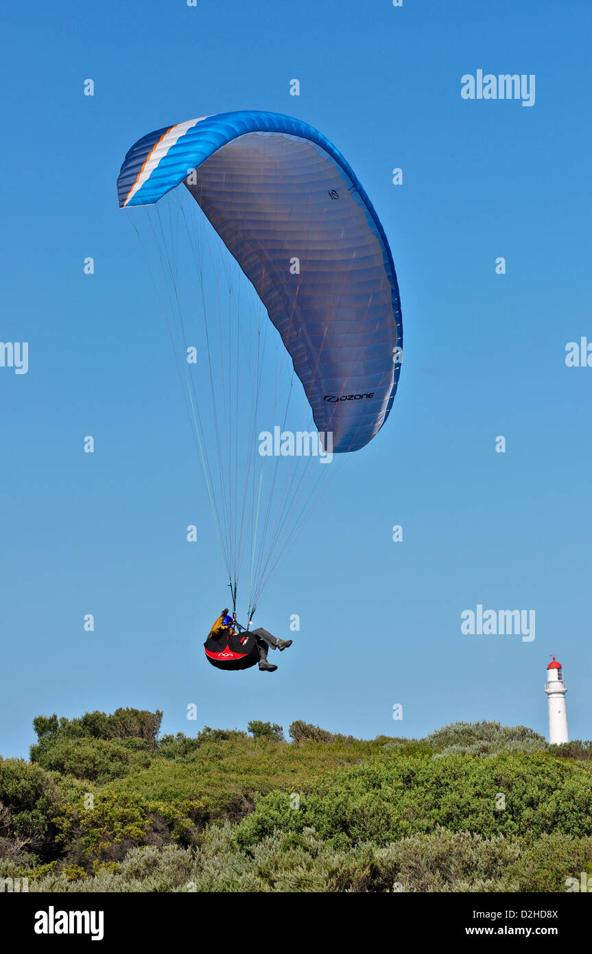 L'homme le parapente sur une plage sur la Great Ocean Road, près de Lorne à Victoria en Australie Banque D'Images