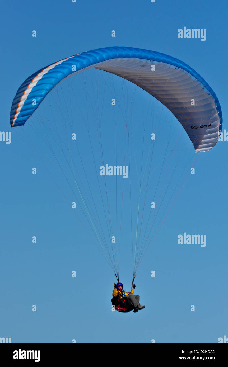 L'homme le parapente sur une plage sur la Great Ocean Road, près de Lorne à Victoria en Australie Banque D'Images