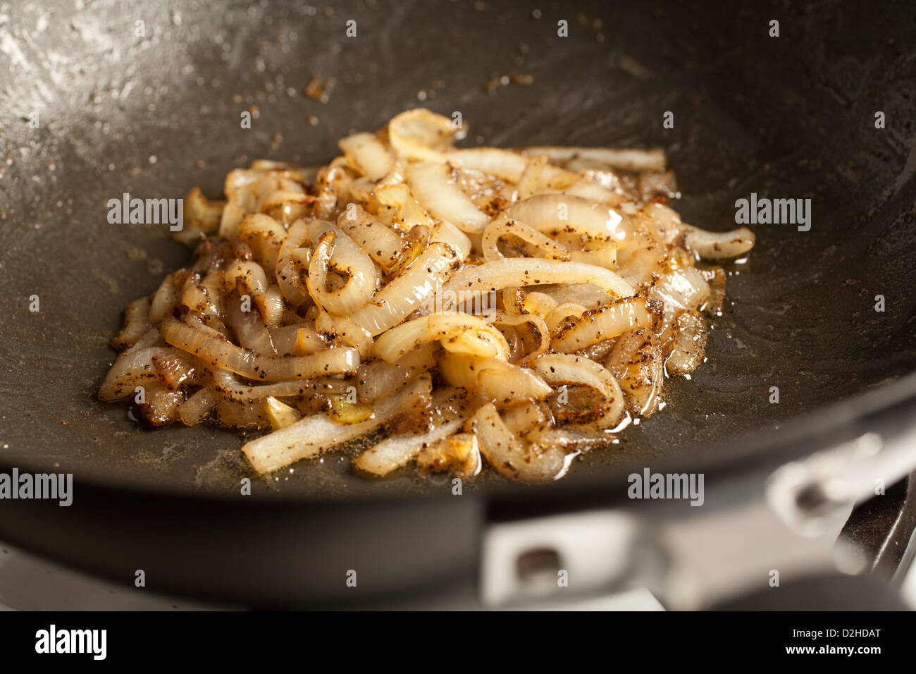Frire les oignons dans une grande casserole Banque D'Images