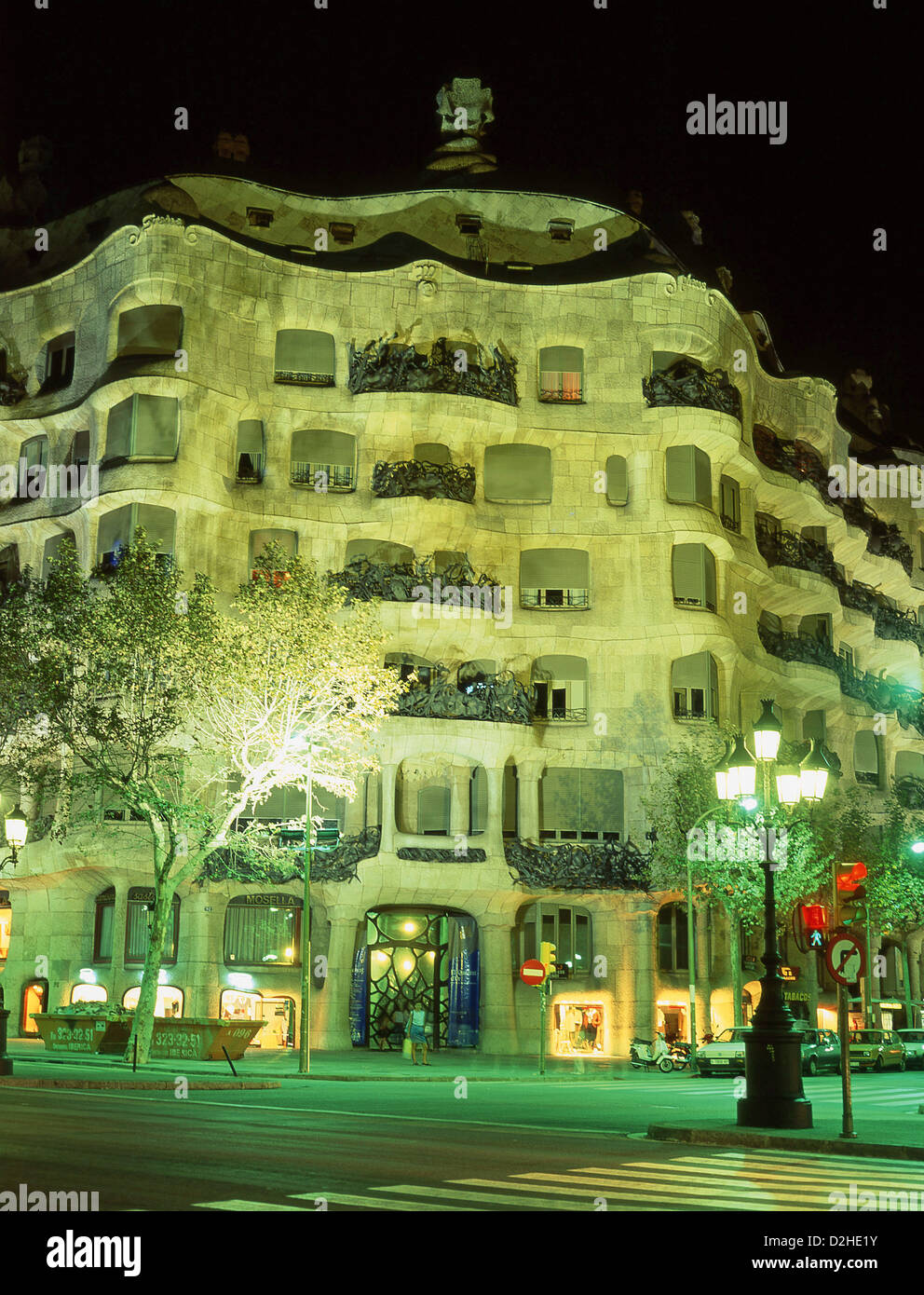 La Casa Milà (La Pedrera) de nuit, Passeig de Gràcia, Eixample, Barcelone, Province de Barcelone, Catalogne, Espagne Banque D'Images