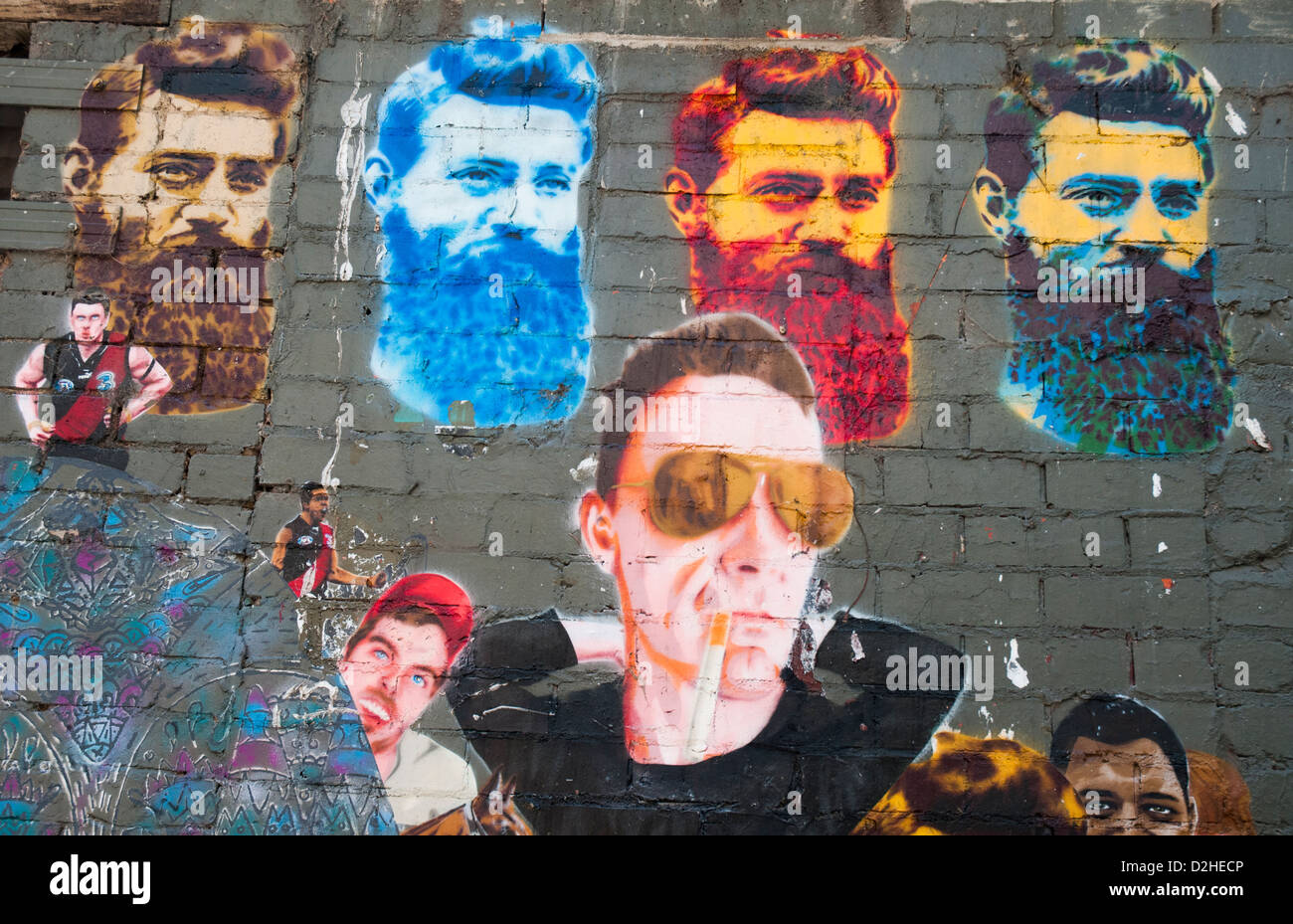 Street art à Stevensons Lane, Melbourne, y compris des images d'écran de l'icône de outlaw Ned Kelly de l'artiste Ha Ha Banque D'Images