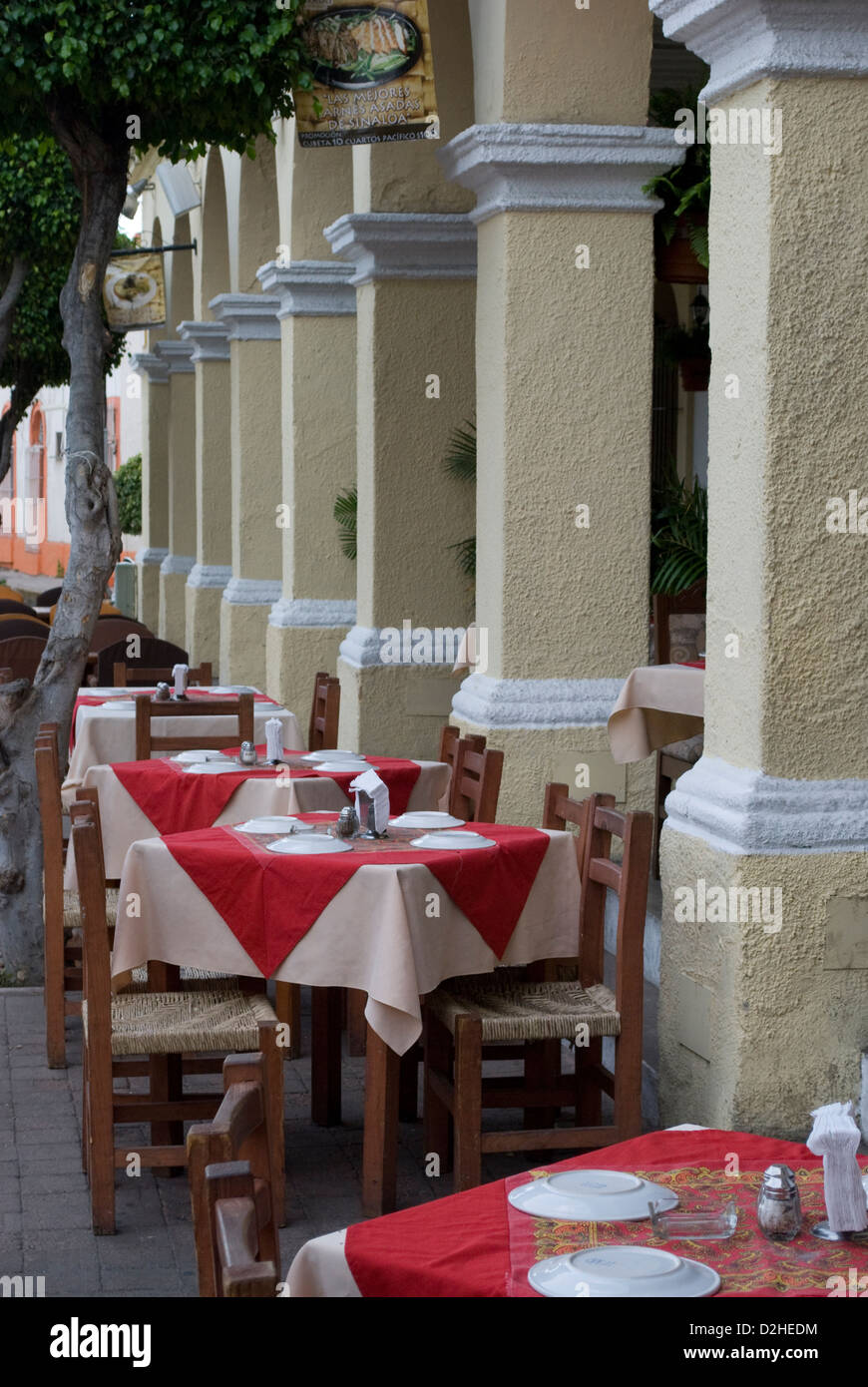 Zone pour diner en plein air dans la vieille ville de Mazatlan. Banque D'Images