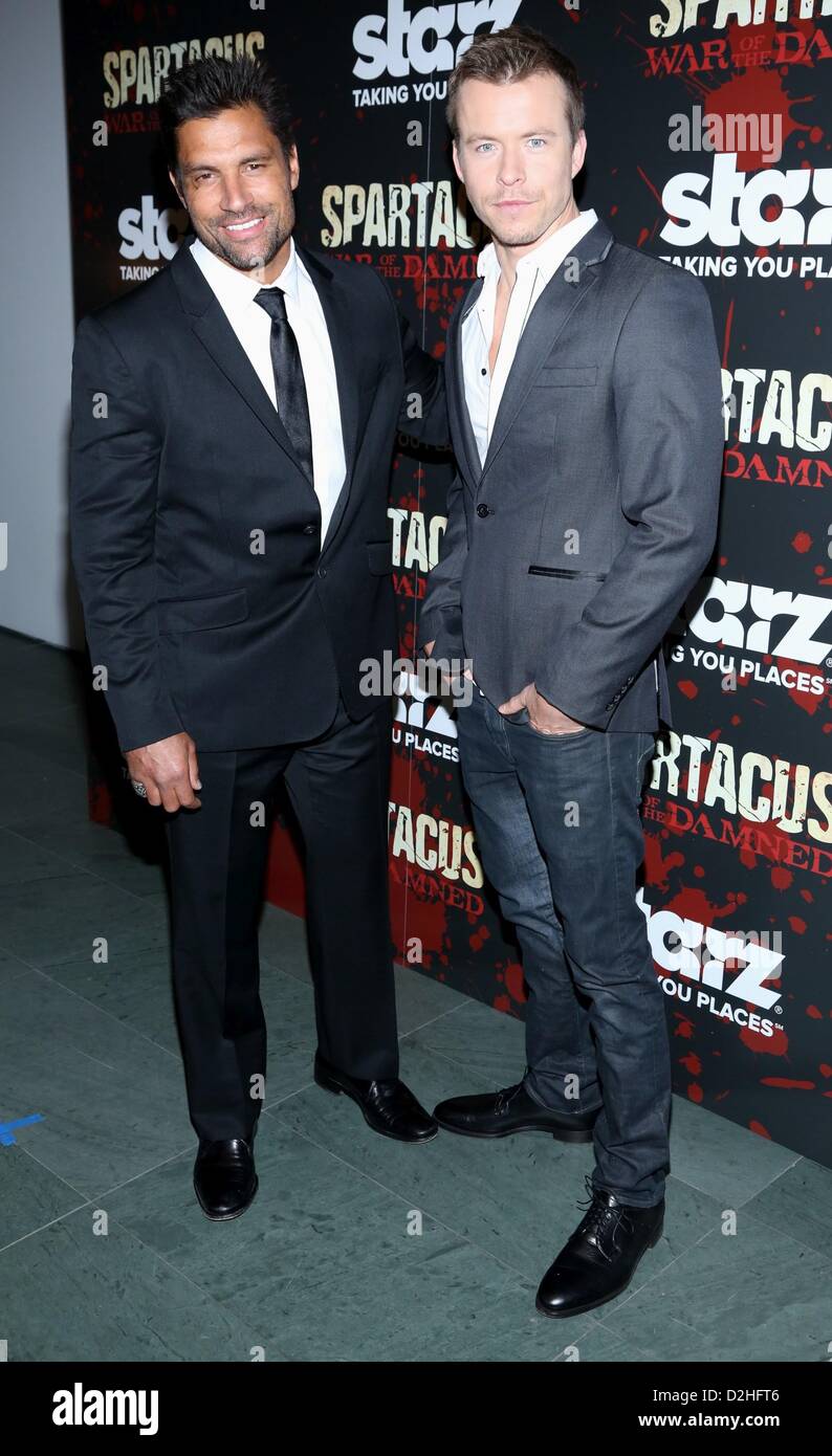 Manu Bennett, Todd Lasance aux arrivées de Spartacus : WAR OF THE DAMNED, Premiere Saison MoMA Museum of Modern Art, New York, NY, 24 janvier 2013. Photo par : Andres Otero/Everett Collection Banque D'Images