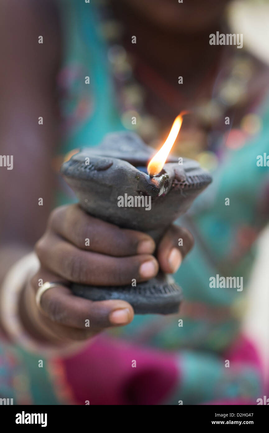 Jeune indienne tenant une lampe à huile allumée Banque D'Images