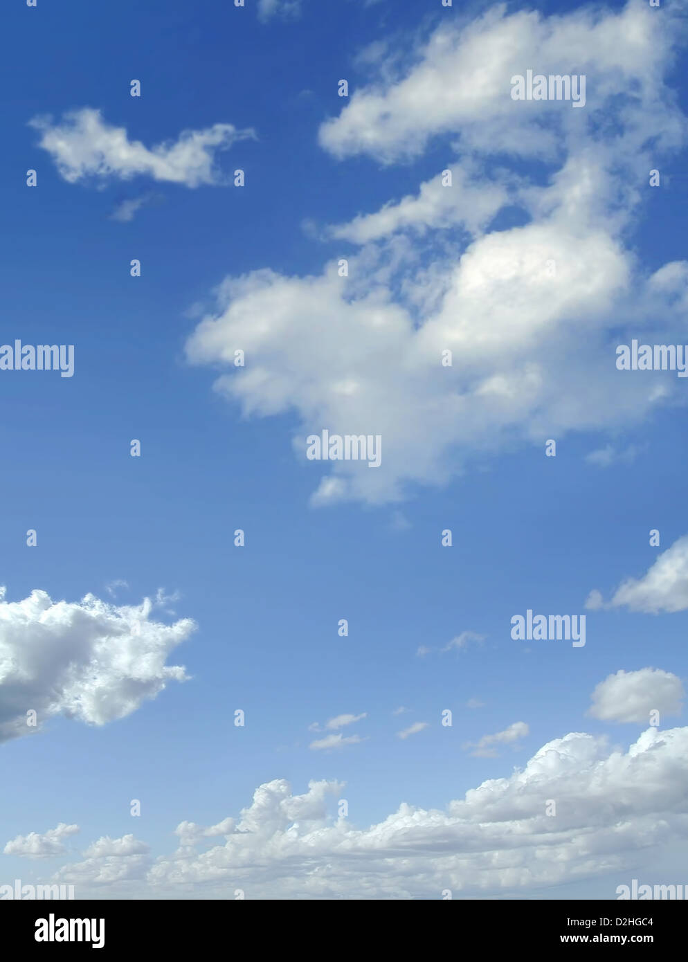 Ciel bleu avec quelques cumulus nuages blancs. Banque D'Images