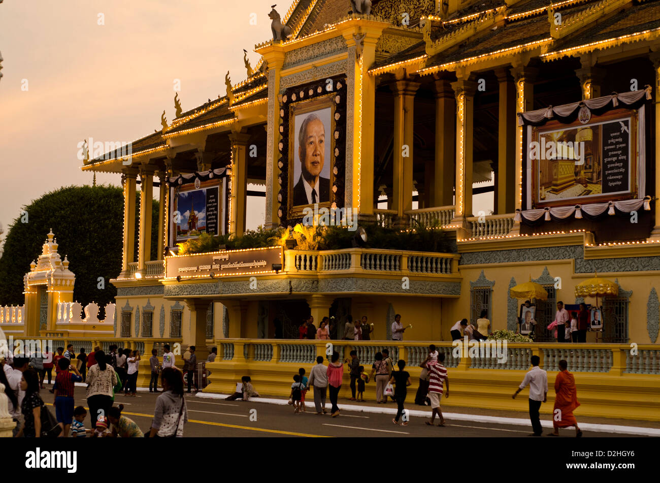 Les gens pleurent le roi Norodom Sihanouk en face du Palais Royal de Phnom Penh Banque D'Images