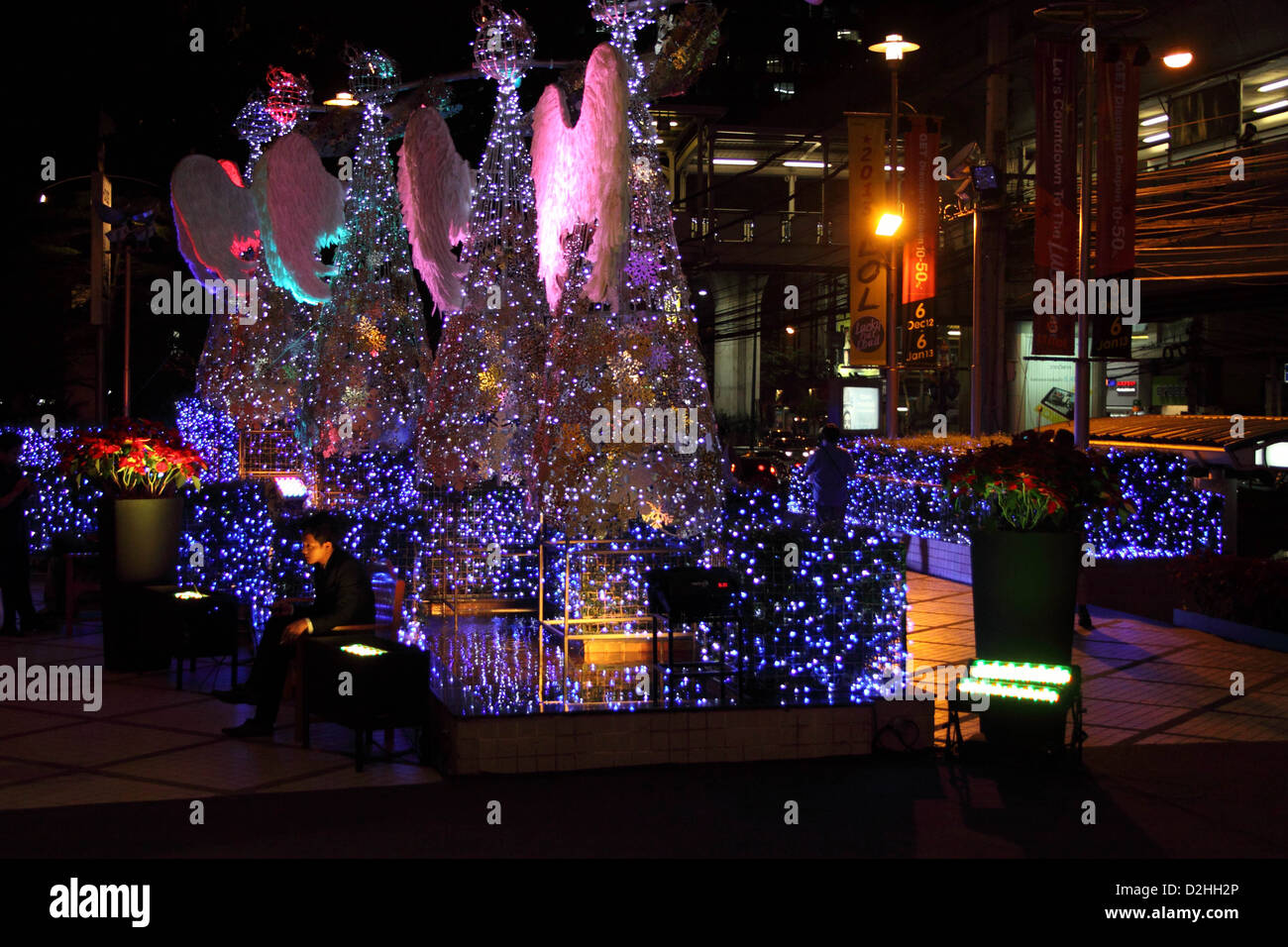 Quartier Sukhumvit , Bangkok, Thaïlande. Décorations de Noël à l'extérieur d'un centre commercial. Banque D'Images