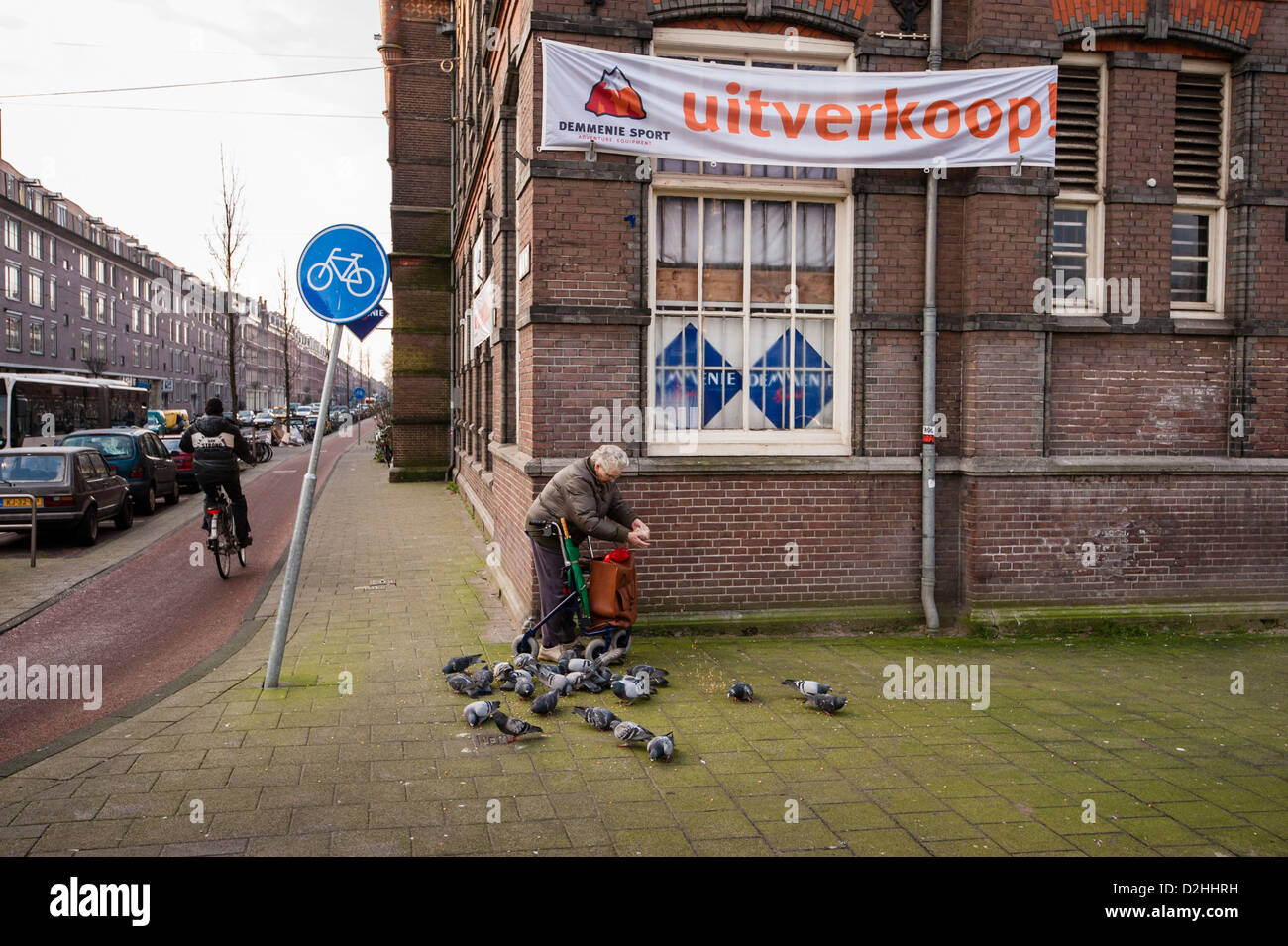 Pays-bas, Amsterdam, de Jordaan Ventes par Demmenie et vieille dame est l'alimentation de la pigeons. Kees Metselaar Photo Banque D'Images Pays-bas, Amsterdam, de Jordaan Ventes par Demmenie et vieille dame est l'alimentation de la pigeons. Kees Metselaar Photo Banque D'Images