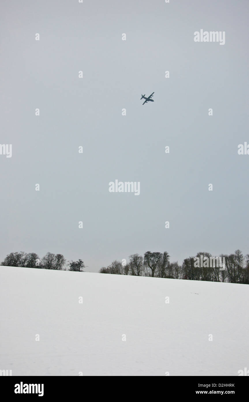 Hercules survole la neige a couvert la campagne de Cambridgeshire Banque D'Images