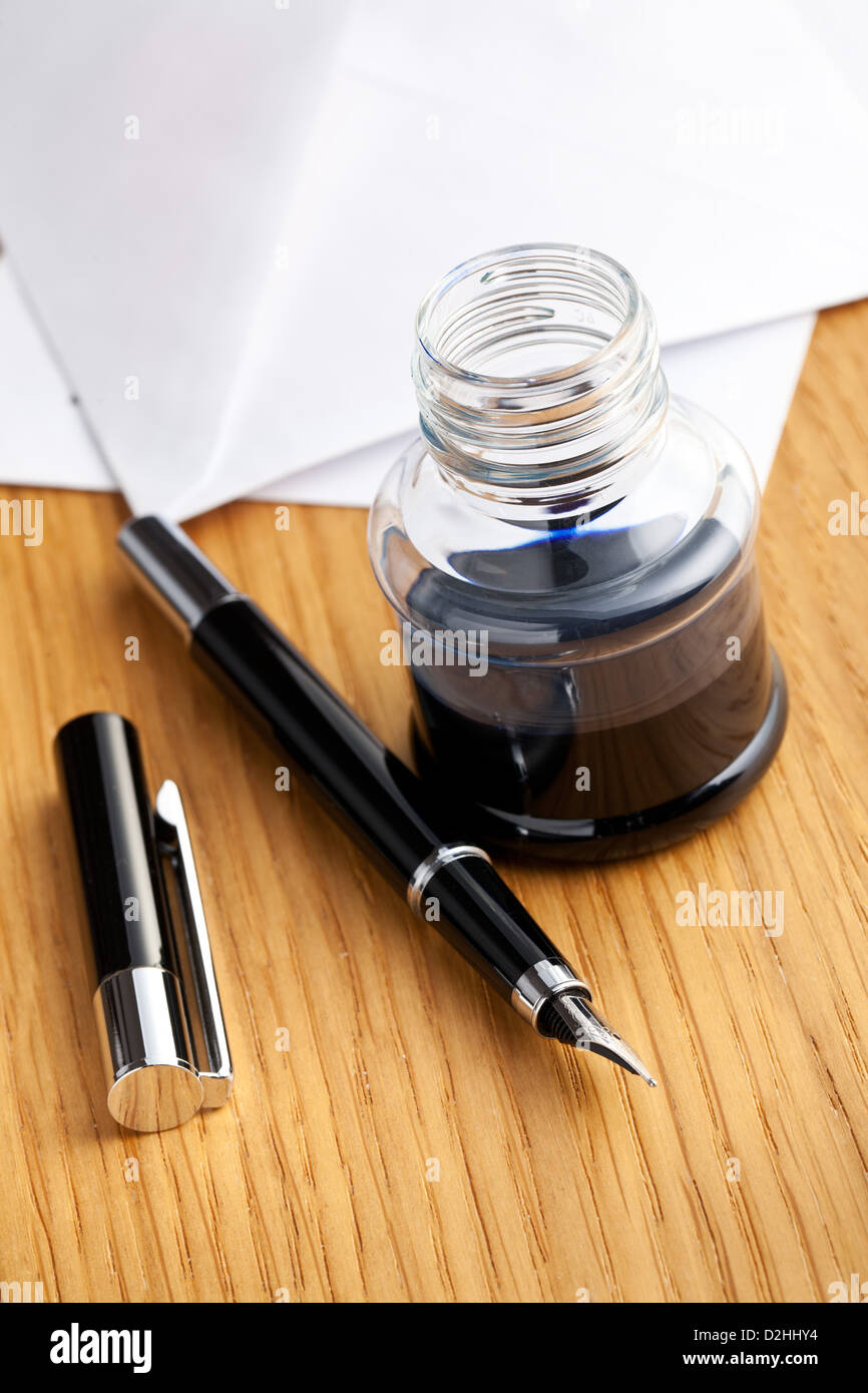 Le stylo plume et l'encrier sur 24 Banque D'Images