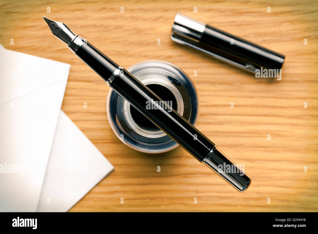 Le stylo plume et l'encrier sur 24 Banque D'Images