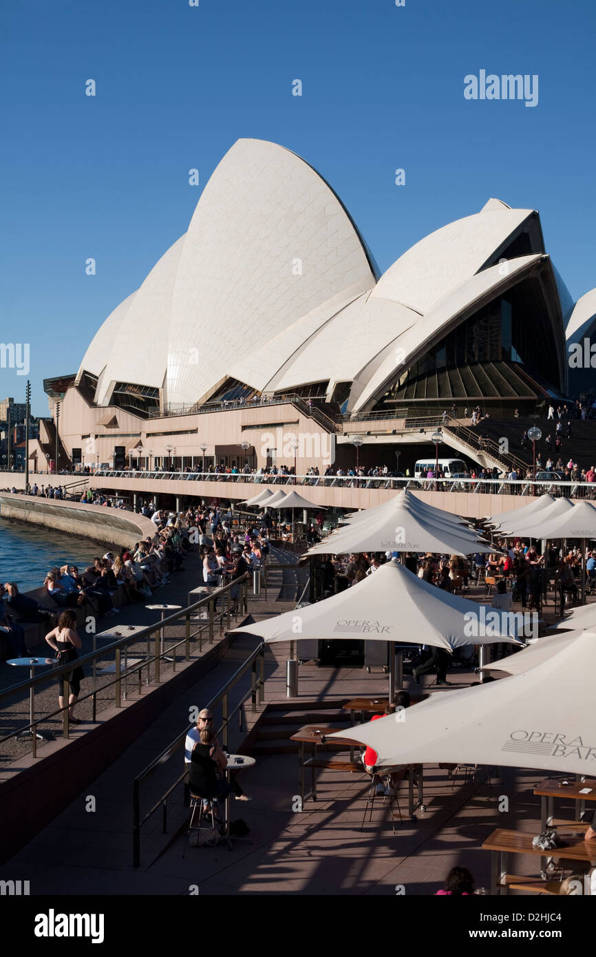 Les touristes appréciant un verre en face de l'Opéra de Sydney Sydney, Australie Banque D'Images