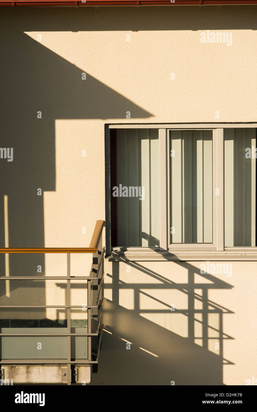 La lumière du soleil et l'ombre du balcon sur façade de maison Banque D'Images
