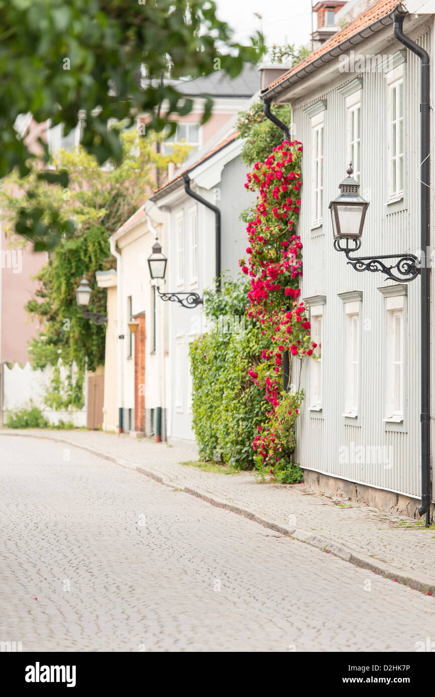 Alley avec de vieux bâtiments à l'été à Vadstena, Suède Banque D'Images