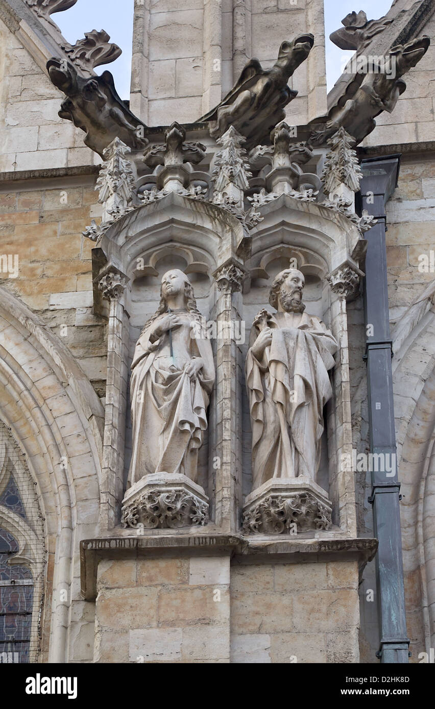 Statues de saints martyrs sur le mur de l'église de Notre Dame de Sablon (Notre-Dame du Sablon, vers XVI c.). Bruxelles, Belgique Banque D'Images