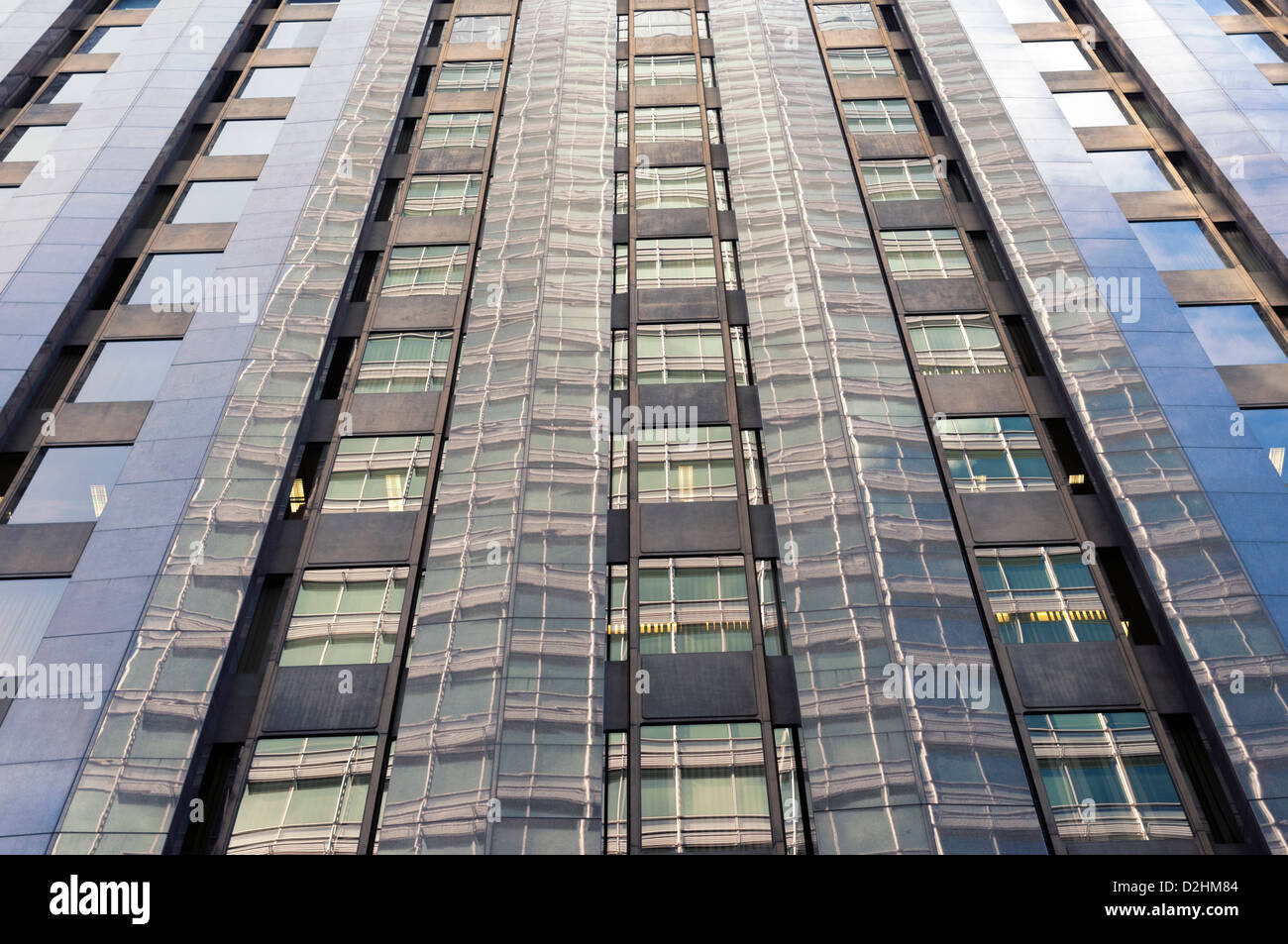 Gratte-ciel moderne avec façade de l'immeuble d'en face des capacités reflet dans windows Banque D'Images