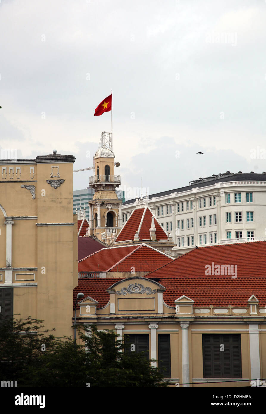 T'est une photo de Ho Chi Min Ville ou Saigon au Vietnam. Nous pouvons voir des bâtiments de style colonial comme des hôtels ou de musée ou de théâtre. Banque D'Images