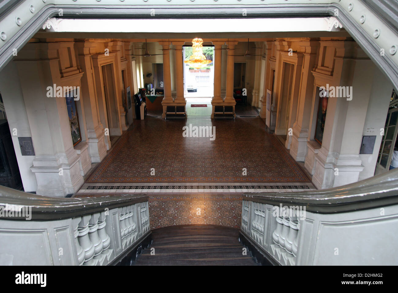 C'est une photo d'un ancien style colonial en escalier en pierre dans un ancien palais qui est maintenant un musée à Saigon au Vietnam Banque D'Images