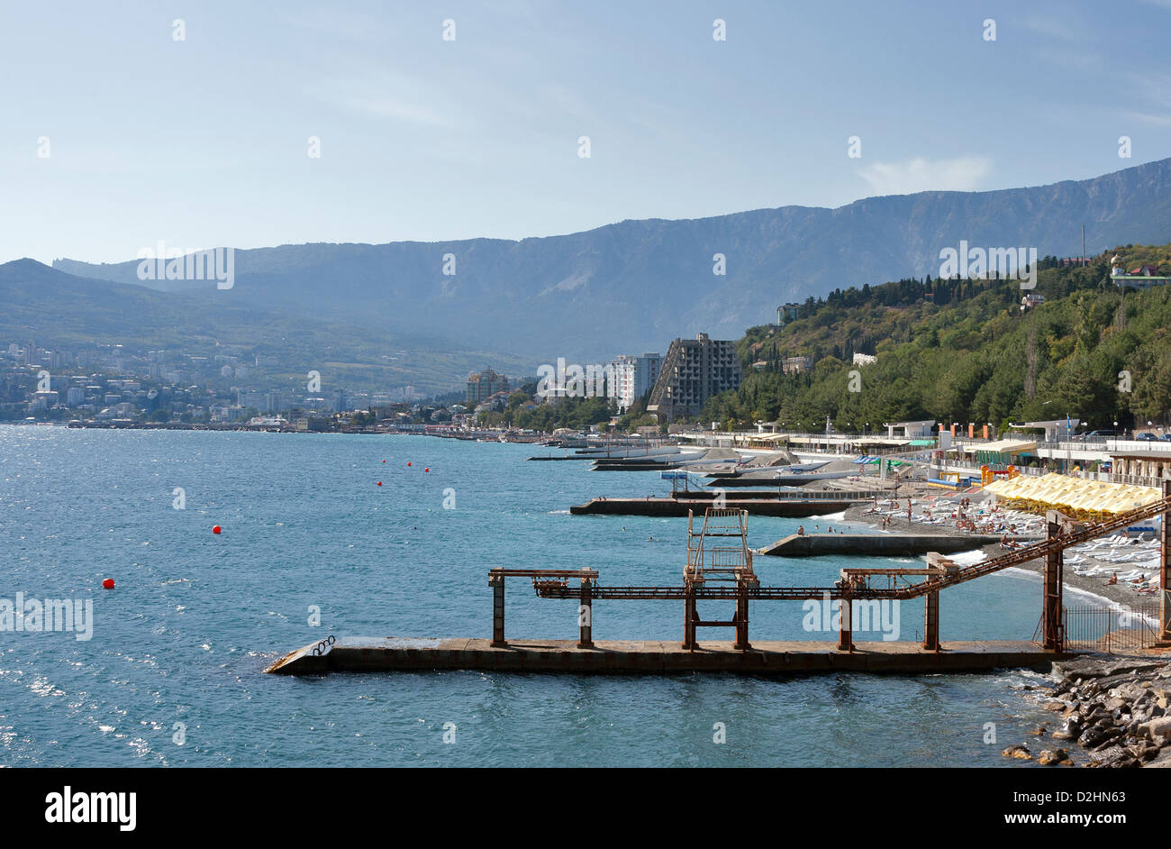 Plage de Yalta et la ville. La mer Noire, en Crimée, Ukraine. Banque D'Images