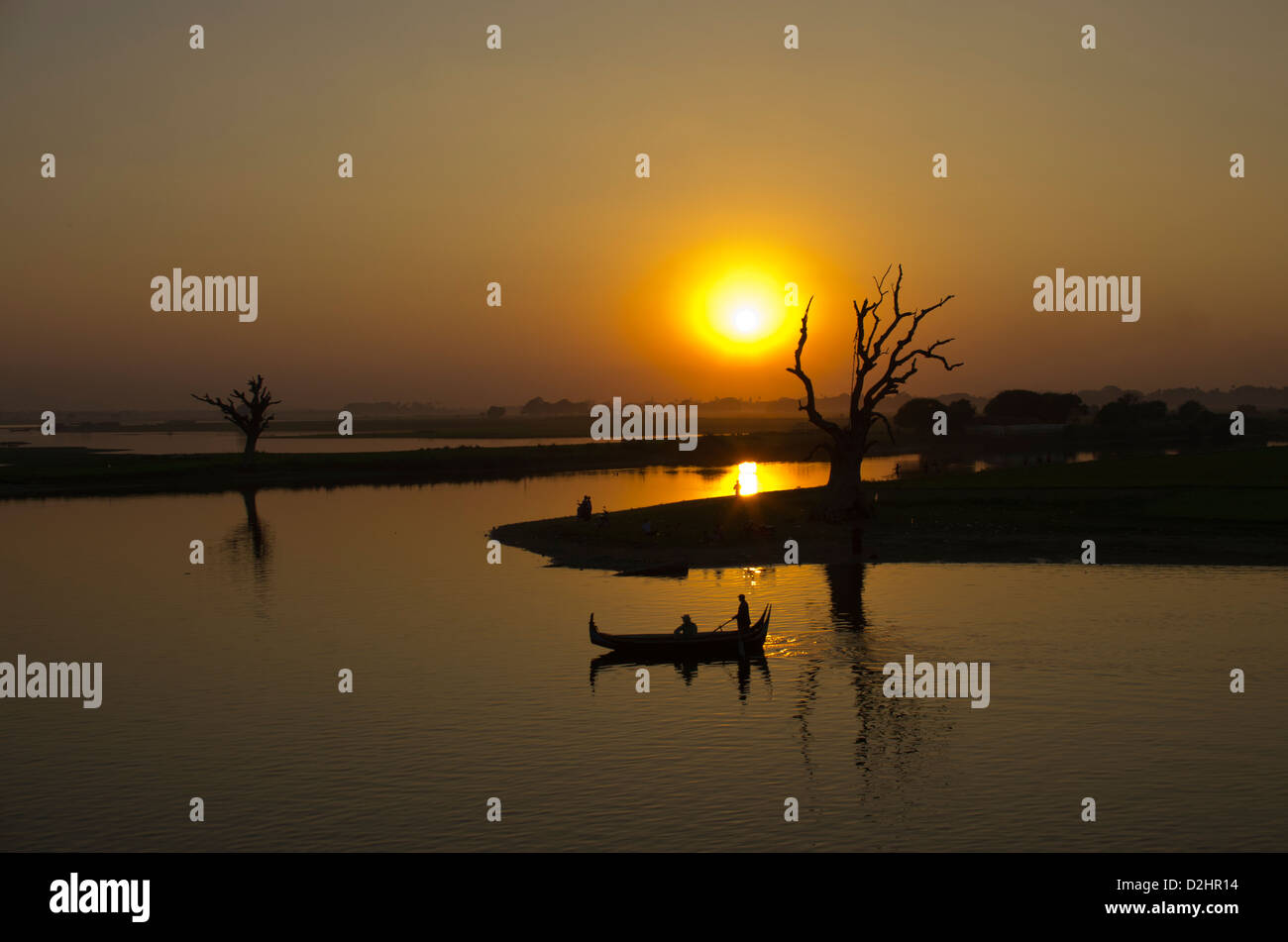 Coucher du soleil et la réflexion bateau pris au Myanmar Banque D'Images