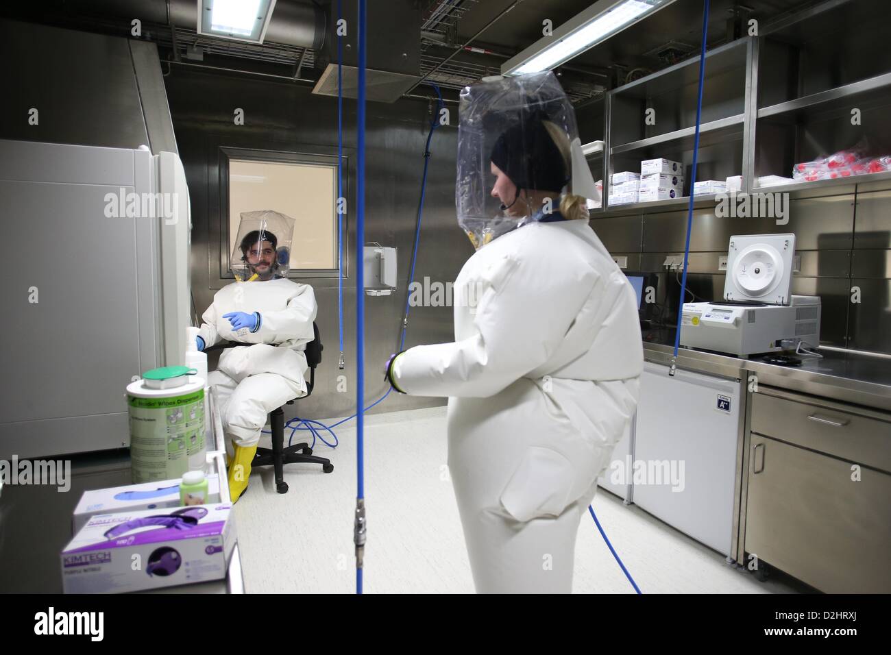 Virologistes Lisa Oestereich (R) et Toni Rieger travailler dans le nouveau niveau de sécurité biologique 4 Laboratoire de l'Institut Bernhard Nocht for Tropical Medicine (BNI) à Hambourg, Allemagne, 25 janvier 2013. Le nouveau labroratory contribuera à la recherche de l'Institut sur les maladies tropicales, y compris des maladies dangereuses comme la fièvre de Lassa, la fièvre Ebola, Marburg et la leishmaniose. Photo : CHRISTIAN CHARISIUS Banque D'Images